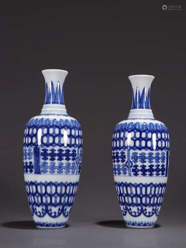 Blue and white porcelain, plaid bottles of a pairSpecificati...