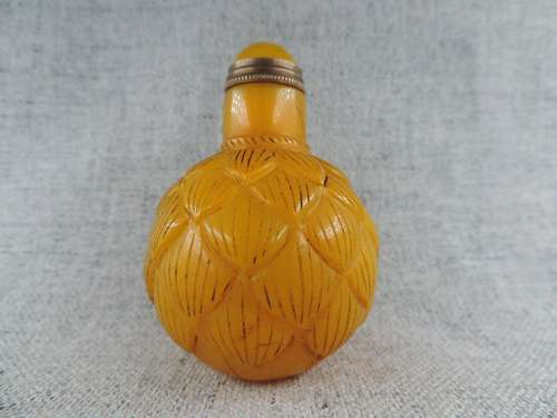 Old Chinese Hand-carved Pattern Yellow Glass Snuff Bottle