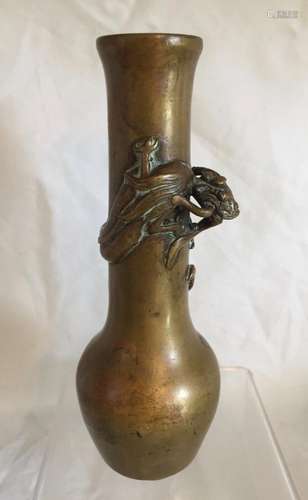 C17/18th chinese bronze vase with chilong