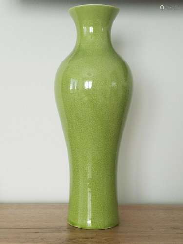 Chinese Qing Crackled Glaze Lime Porcelain Vase