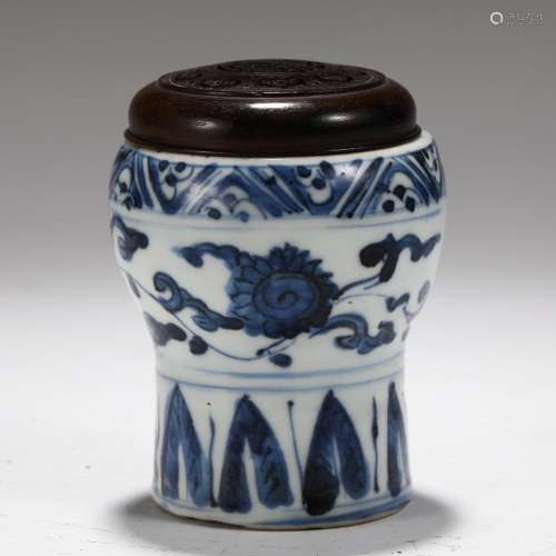 Blue and white flowers, grain canisterSize, 8.7 6.2 cm in di...