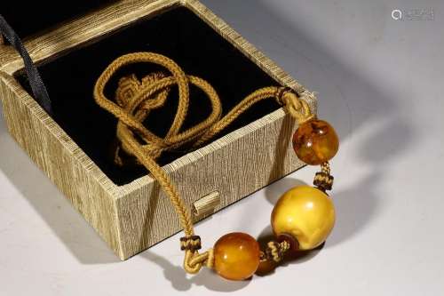 , beeswax necklaceSpecification: bead diameter 2.8 cm weighs...