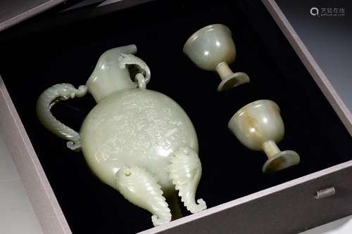 Hetian jade lion play ball of poetry a wineSpecification: lo...