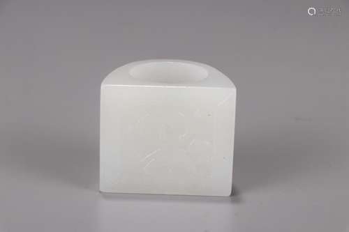 : hetian jade saddle ring4 cm long, 3.3 cm wide, diameter 2....