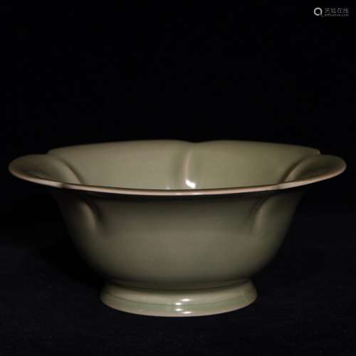 The kiln mouth bowl, 7.2 cm high 17.5 cm in diameter,