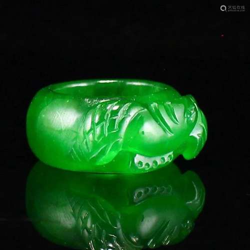 Beautiful Green Jade Thumb Ring