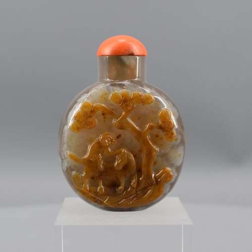 Snuff bottle (1) - Agate - A BANDED AGATE ‘MONKEY ON HORSEBA...