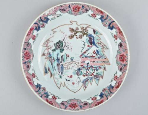 A VERY FINE CHINESE FAMILLE ROSE PLATE DECORATED WITH FIGURE...