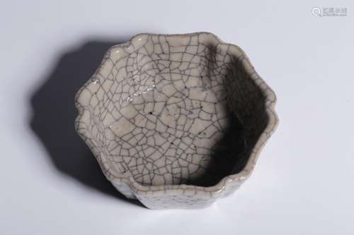 Elder brother kiln six-party little water3.5 cm high, 9.4 cm...