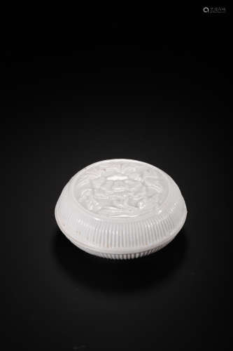 清代  德化窑白釉雕花粉盒