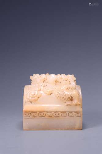 : hetian jade dragon playing a pearl button sealSize: 7.8 cm...