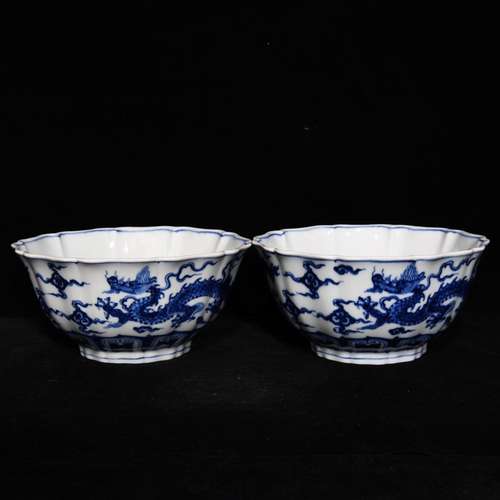 Blue and white dragon 9.3 x19 ten bowl edges