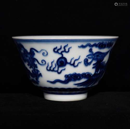 Blue and white longfeng green-splashed bowls, 5.7 x 9.7,