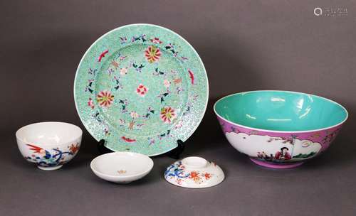 A SMALL GROUP OF MODERN CHINESE PORCELAIN WARES, including a...