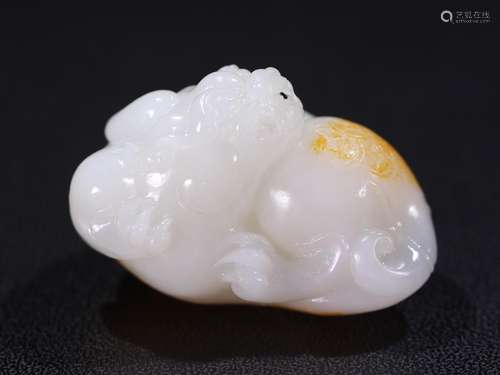 Hetian jade seed expects the mythical wild animal jade piece...