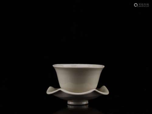 The oldporcelain tea lightSize: 7.2 cm diameter, 8.9 cm high...