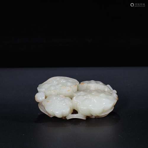 Hetian jade lotus carvingsSpecification: 3 cm long 8 cm high...