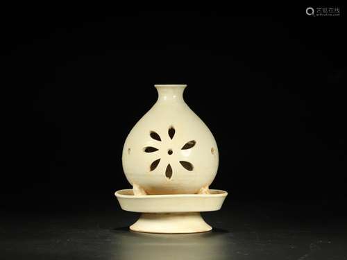 : kiln engraved look perfume bottlesSize: 17.5 cm diameter 4...