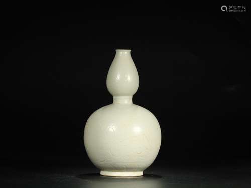 : set porcelain carved gourd bottleSize: 27.5 cm diameter, 3...