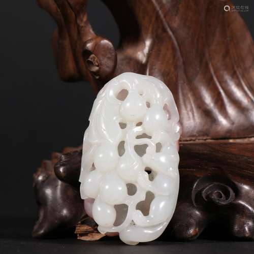 Hetian jade grape seed makings squirrel carvings.Specificati...