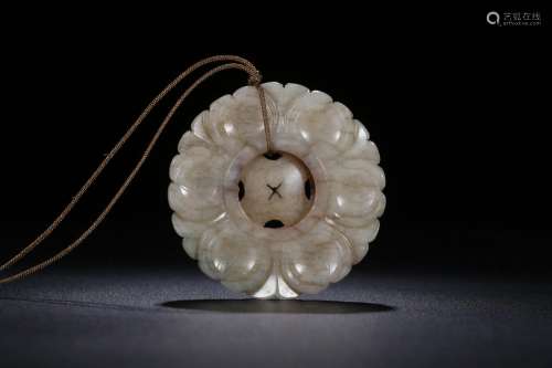 , hetian jade lotus petals turn heartDiameter of 5.3 cm, 0.7...