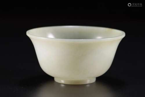 Hetian jade bowlSpecification: 4 cm high, 8.1 cm in diameter...