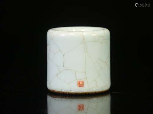 .The colour on grain porcelain BanZhiSize: 3.5 cm in diamete...