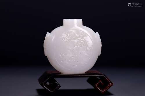 Hetian jade double lion ear snuff bottle, the jade is exquis...