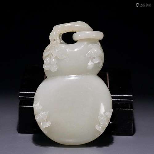 CHINESE HETIAN JADE DOUBLE-GOURD COVERED BOX WITH CARVED ...