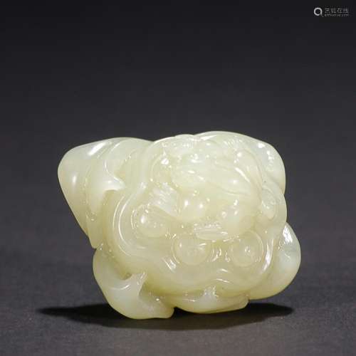 CHINESE HETIAN YELLOW JADE FROG ON LOTUS