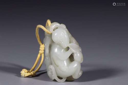 : hetian jade monkeys picking peachesSize: 3.9 cm wide and 2...