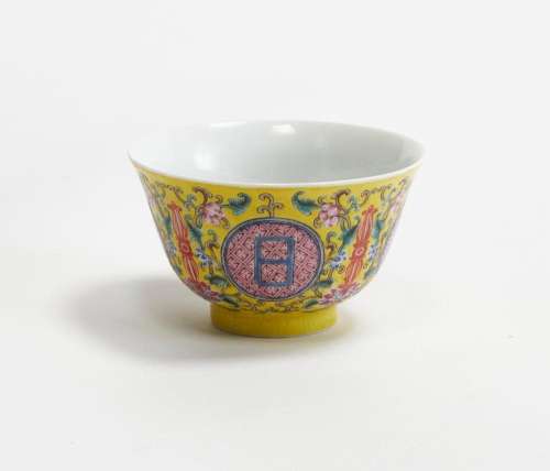 A Chinese yellow ground Famille Rose porcelain bowl
