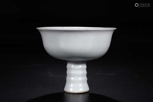 W number 4086: sweet white glaze footed bowlThe bottom of th...