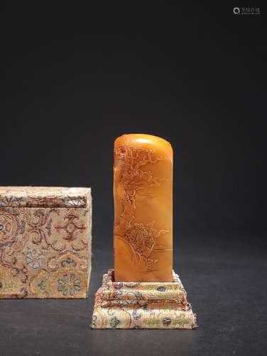 CHINESE TIANHUANG STONE SEAL WITH CARVED 'FIGURE IN LAND...