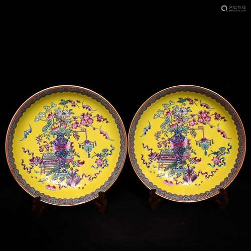 CHINESE YELLOW-GROUND FAMILLE-ROSE CHARGER DEPICTING 'AN...