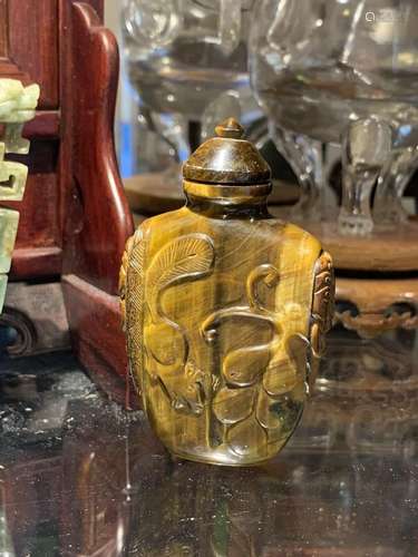 ANTIQUE CHINESE CARVED TIGERS EYE SQUIRREL SNUFF BOTTLE