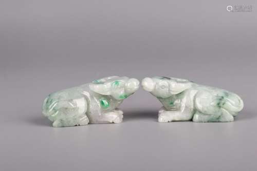 Jade: place a pair of the cattle liesA 3 cm long and 7.5 cm ...