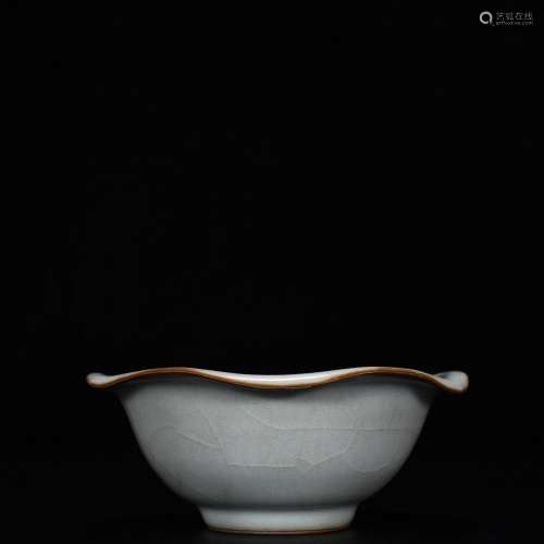 Kiln month white glaze lotus mouth bowl5.5 cm high 14.2 cm w...