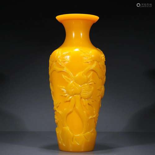 An Exquisite Yellow Glass 'Peach' Vase