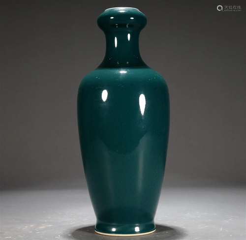 A Marvelous Turquoise-Glazed Garlic-Form Vase