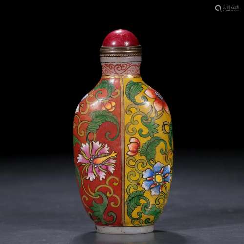 A Glass Painted 'Lotus' Sunff Bottle