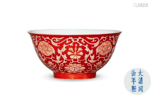 清同治丨珊瑚红釉留白缠枝花卉纹碗