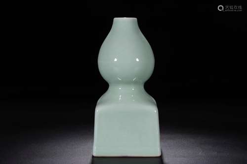 Powder blue glaze bottle gourd nature round place.Height: 26...