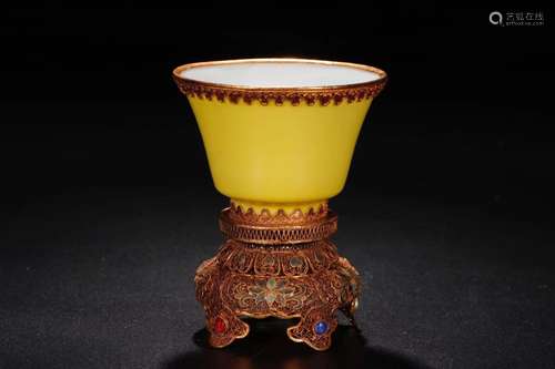 In lemon yellow Mosaic gold ruby masters cupHigh: 12 cm.