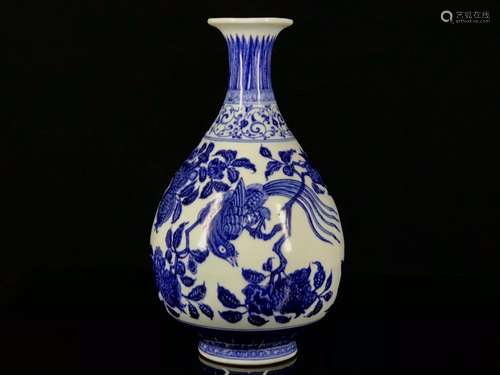 Blue and white flower on grain okho spring bottle of 32/18.0...