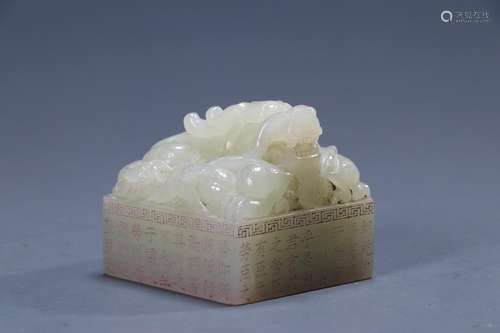 Panlong button: hetian jade seal.Size: 4.8 cm wide and 4.8 c...