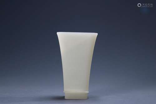 : hetian lorraine vase with it.Size: 14 cm long and 8.6 cm w...