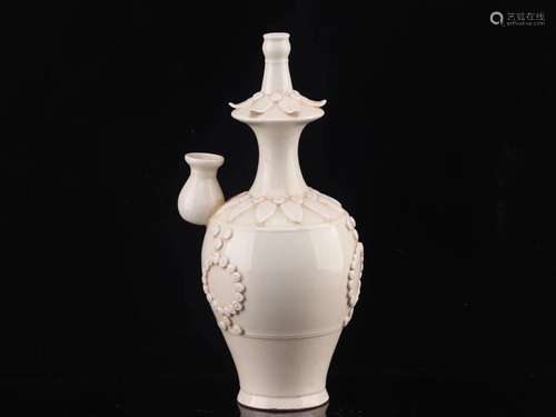 The oldporcelain ewerSize: 29.6 cm diameter 2 cm high bottom...