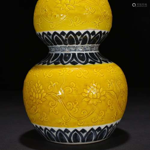 Blue and white jiao yellow glaze carving around lotus flower...