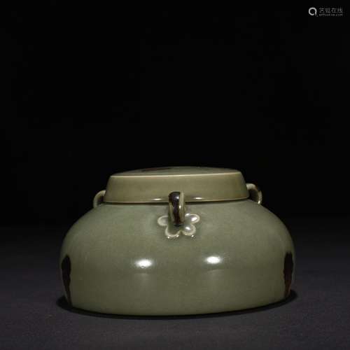 Longquan celadon plum green glaze spot three-line cover tank...